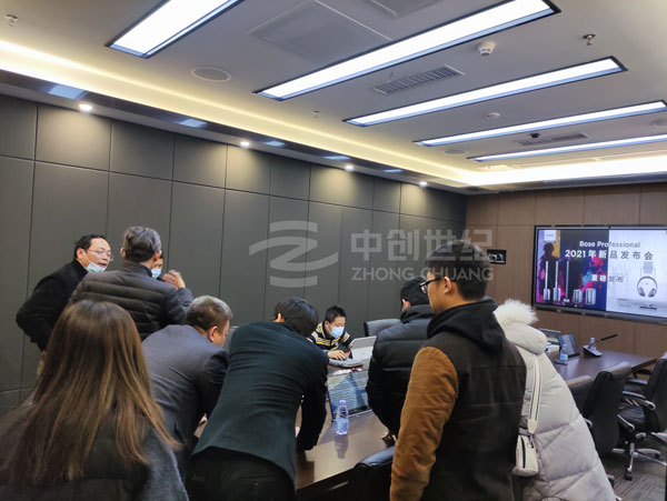中創(chuàng)世紀(jì)業(yè)務(wù)銷售人員為來賓們介紹和演示智能會(huì)議室