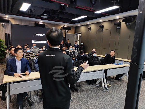 BOSE 技術(shù)工程師張永奎為來賓們?cè)敿?xì)介紹會(huì)場中的BOSE音響產(chǎn)品